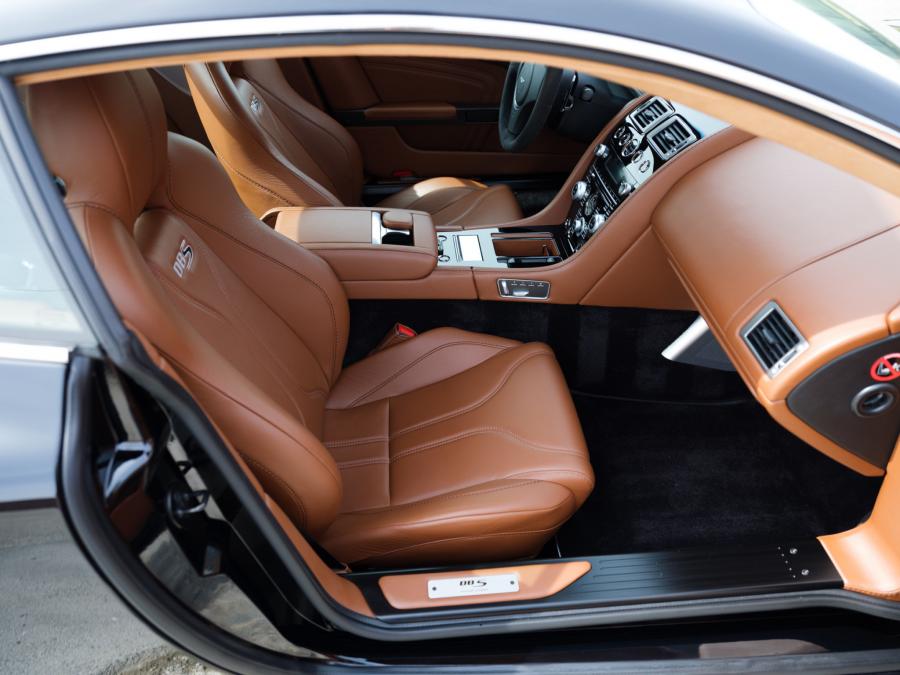 Интерьер Aston Martin DBS 2012 года  (фото 26 из 53)